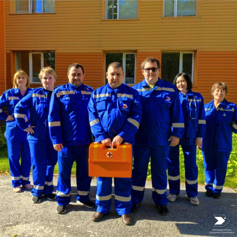 Фельдшеры неотложки получили новую спецодежду