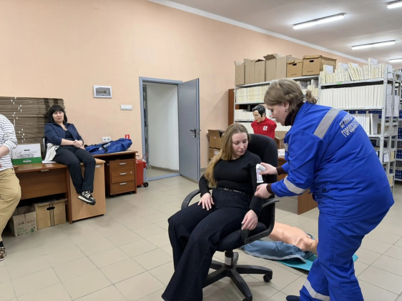 Три минуты, которые могут спасти жизнь: фельдшеры поликлиники провели обучение по оказанию первой помощи для сотрудников промышленной компании