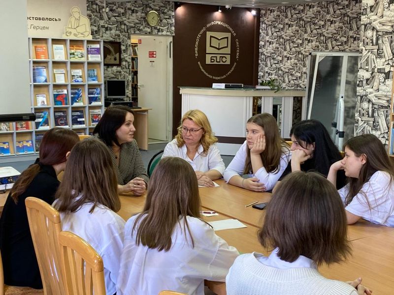 Специалисты Окружного центра медико-социальной помощи регулярно проводят профилактические лекции для молодёжи