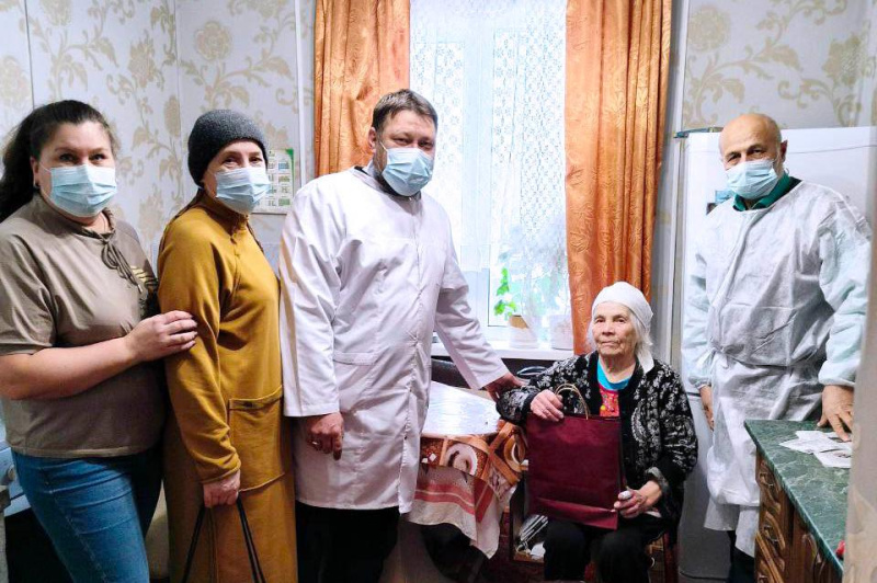 Забота на дому: медицинские работники Центра общей врачебной практики посетили пожилых жителей поселка Половинка