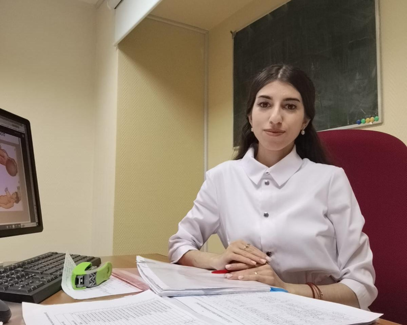 Моя мама фельдшер и мы с сестрой решили пойти по ее стопам