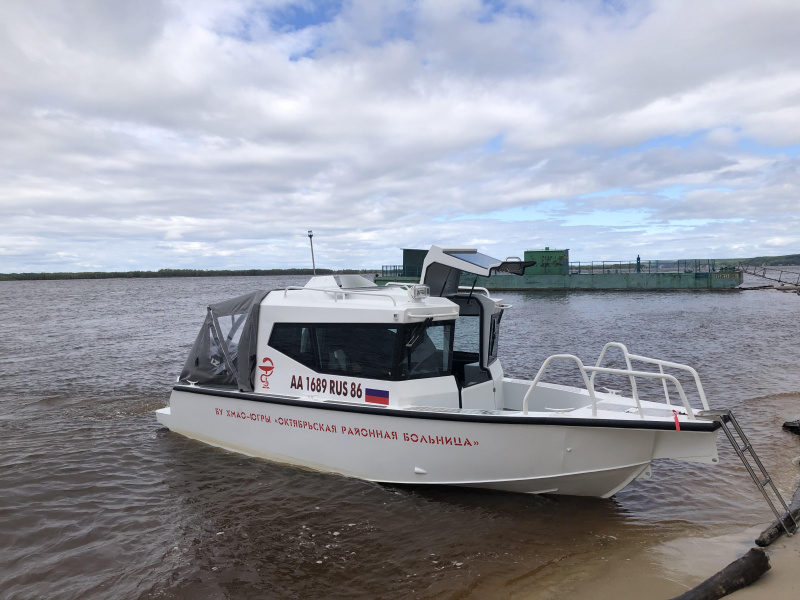 Катер с красным крестом на борту 