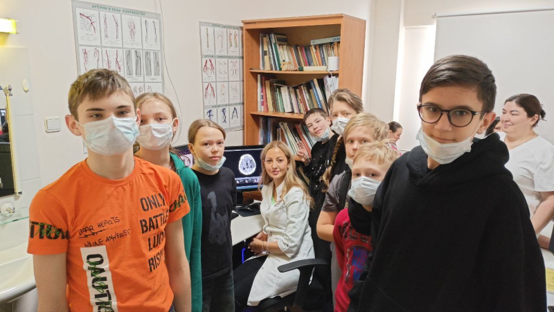 «Нашествие» школьников в окружную клинику в дни весенних каникул