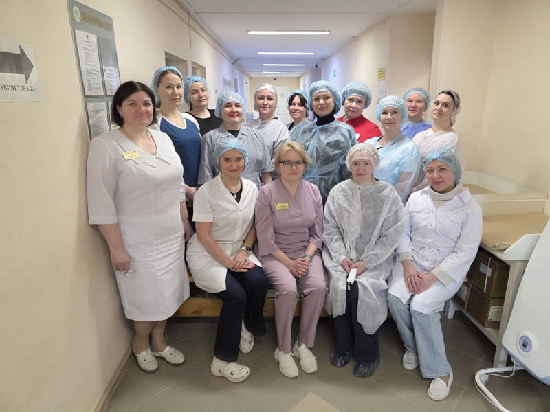 Практическое занятие для будущих медицинских сестер в лаборатории городской больницы