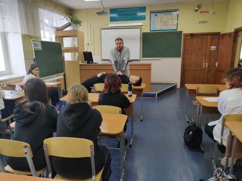 Чему учат в медицинском классе? Фельдшер СМП провел урок по оказанию первой помощи  