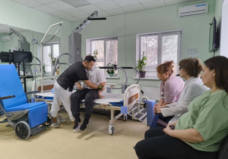 В лечебно-реабилитационном центре проведено практическое занятие по вопросам безопасного перемещения и позиционирования пациентов