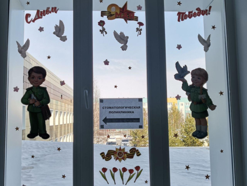 "Окна Победы" и творческая выставка в городской больнице 