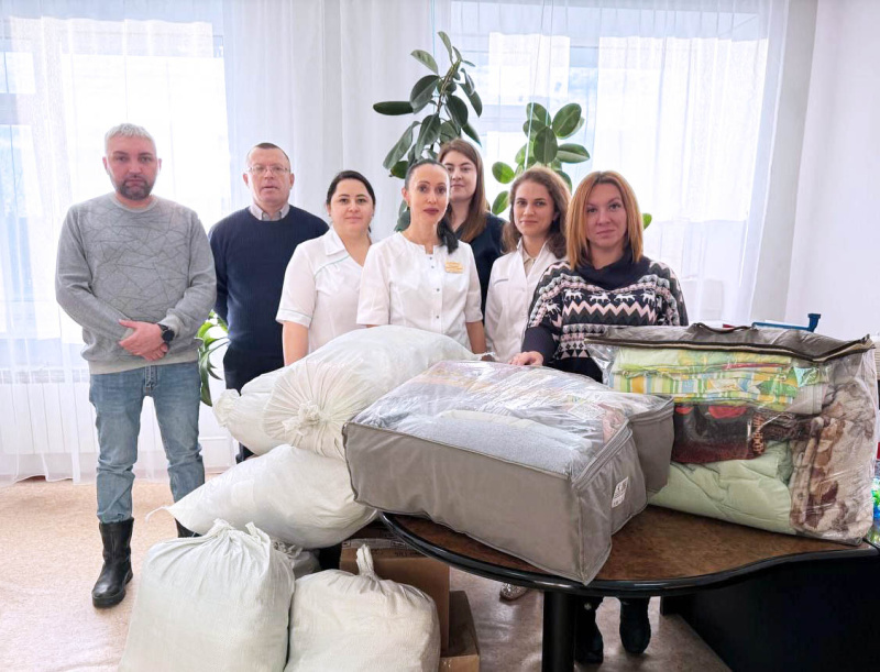 «Теплый привет» из дома. Сотрудники больницы передали посылки в госпиталь