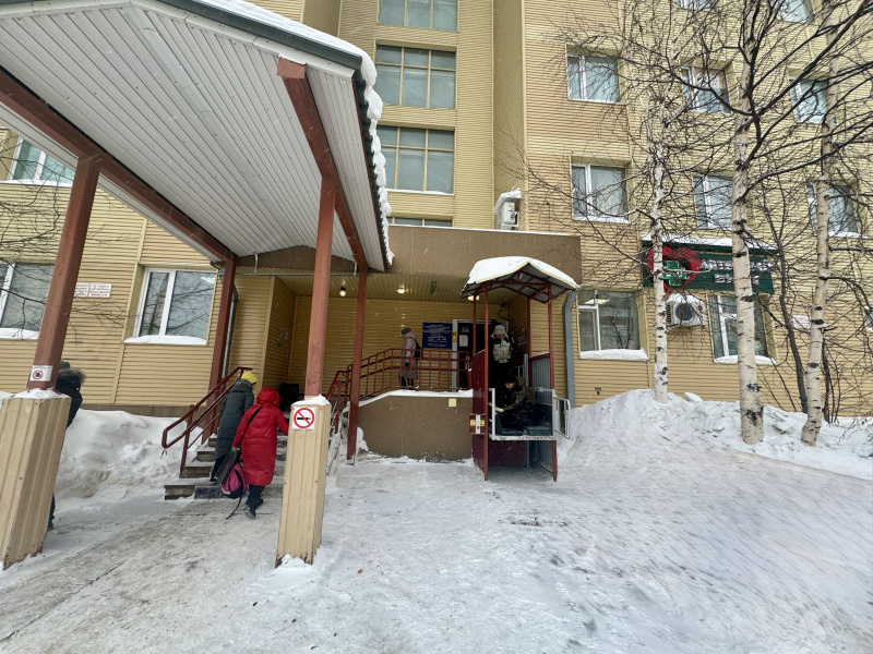 В крупнейшей поликлинике Нижневартовска заработал новый подъёмник для маломобильных пациентов