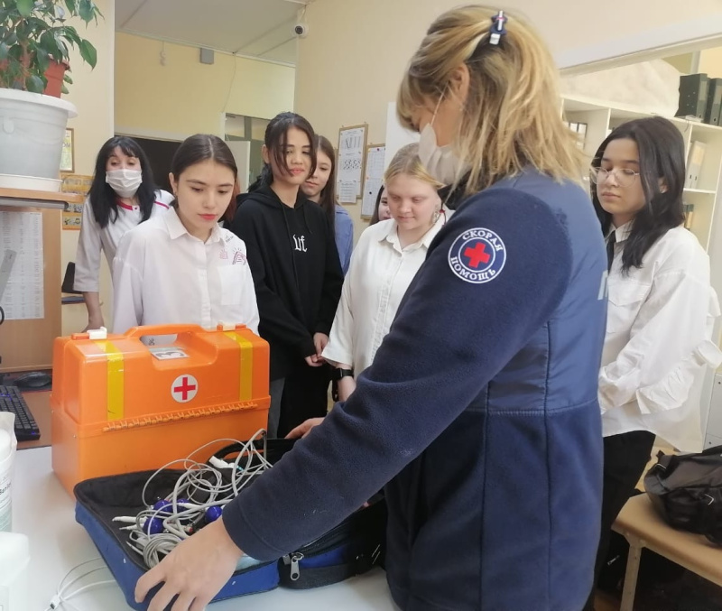 Профориентационная экскурсия Лянторских школьников в отделение скорой медицинской помощи