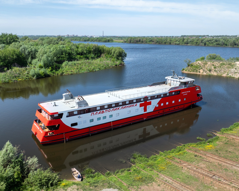 В Коломне состоялся спуск на воду новой плавучей поликлиники, построенной по заказу Югры