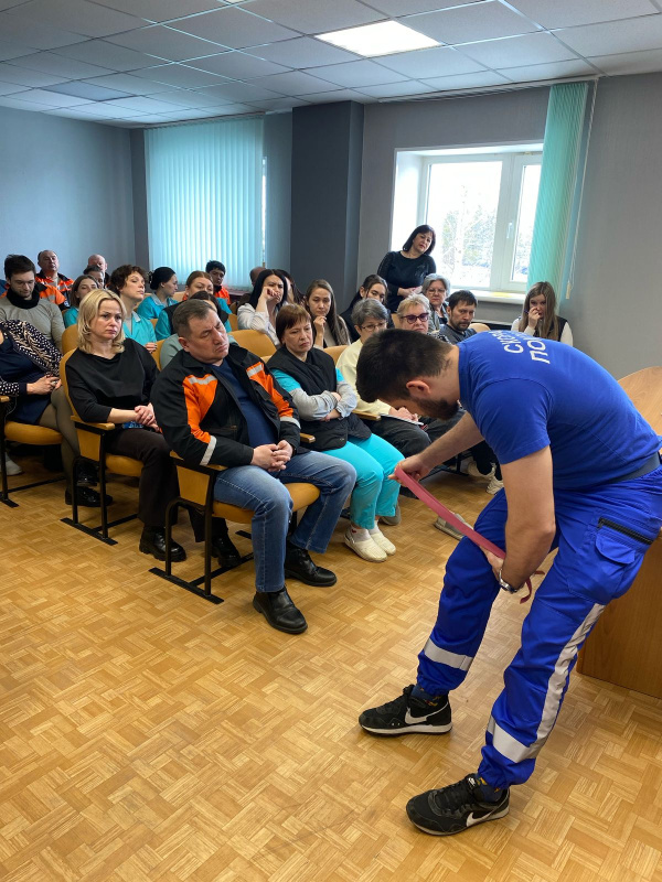 Врач скорой из Лянтора провёл мастер-класс по первой помощи для нефтяников