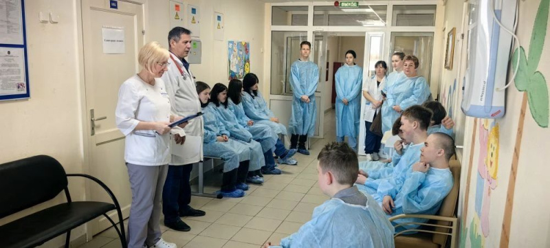 В участковой больнице п. Луговской прошёл День открытых дверей для обучающихся выпускных классов 