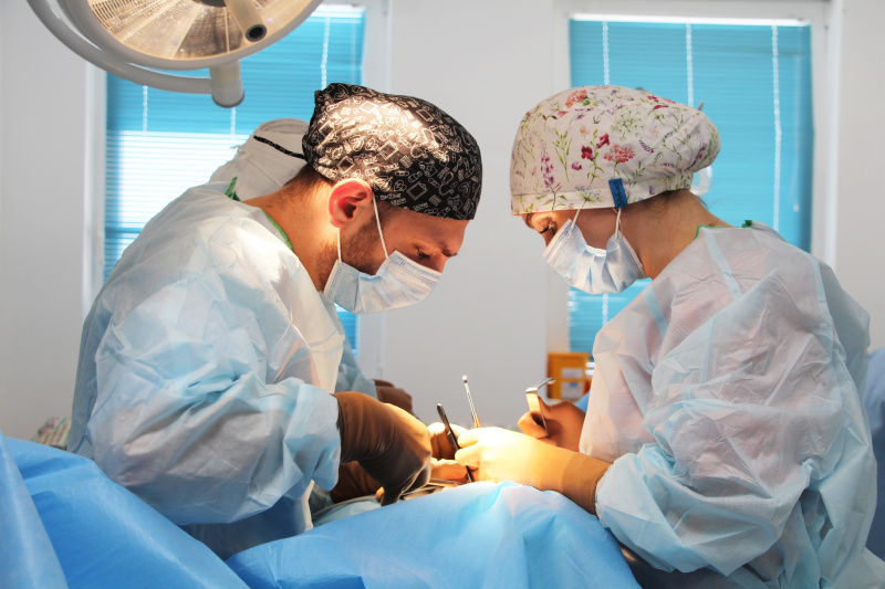 Сосудистые хирурги Нягани провели успешную операцию по удалению гигантской аневризмы у пациентки