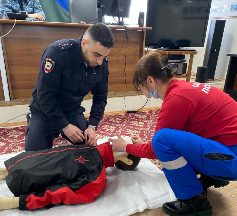 В Радужном врачи скорой медицинской помощи провели для полицейских практическое занятие по оказанию первой помощи