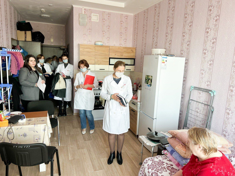 Главный врач окружной клиники посетила пациентов, проживающих в домах системы социального обслуживания