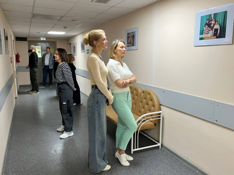 Островок тепла и семейных ценностей: в стенах больницы расцвела фотовыставка «Югра многодетная»