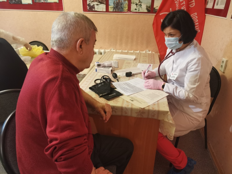 Мобильные прививочные бригады взрослой поликлиники прививают пожилых людей