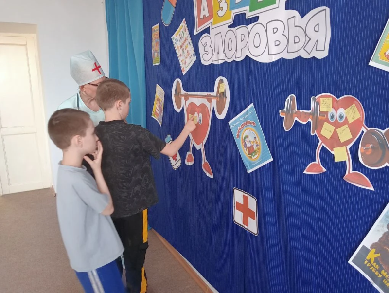 Сотрудники районной больницы для воспитанников пришкольного лагеря провели яркое и полезное мероприятие «Азбука здоровья»