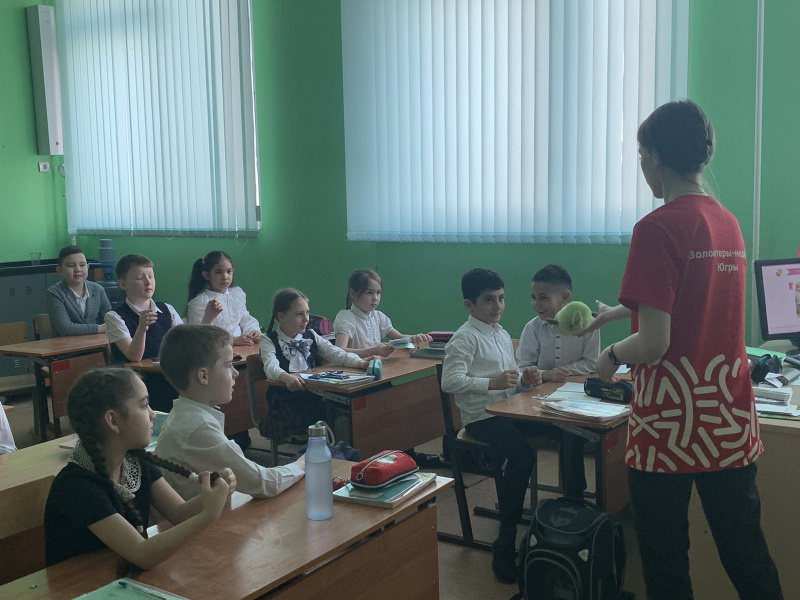 В ходе Фестиваля «Дарения» волонтёры-медики Нижневартовска делятся своими знаниями о ЗОЖ со школьниками