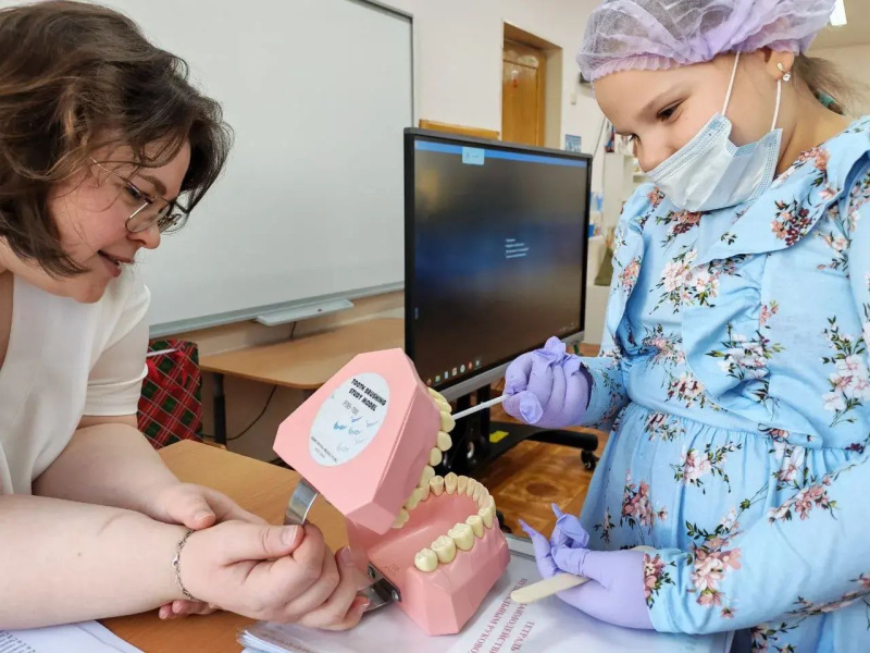 Берегите зубки смолоду: стоматолог поликлиники провел лекцию для детей дошкольного возраста