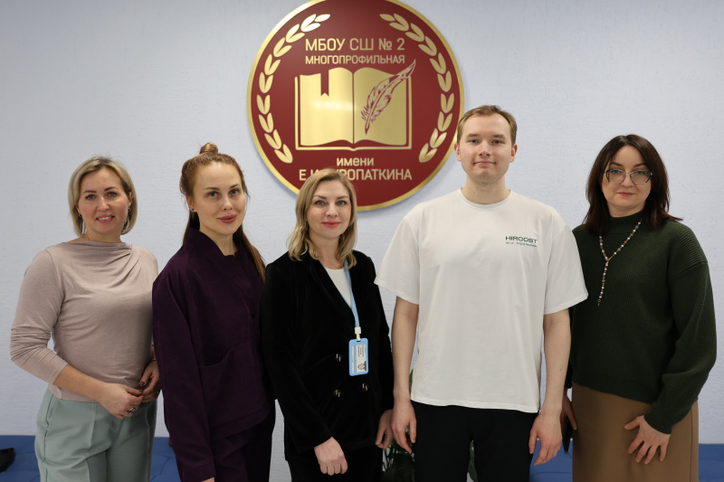 Команда окружной клиники провела встречу с школьниками химико-биологического класса