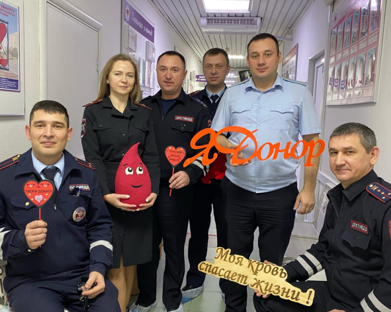 Доноры в погонах: сотрудники Госавтоинспекции сдали кровь