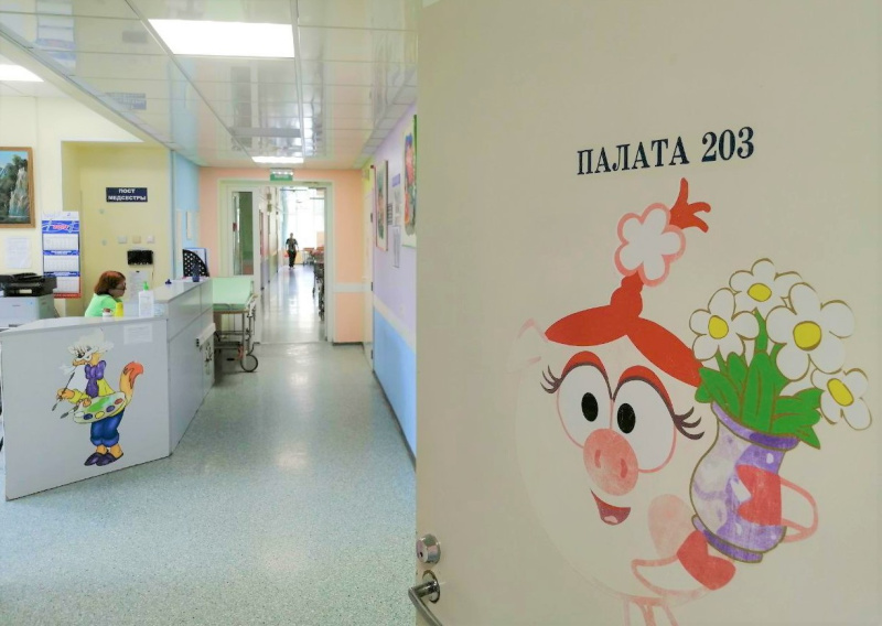 В Югре две клиники и бригада санавиации спасали упавшего с большой высоты ребёнка