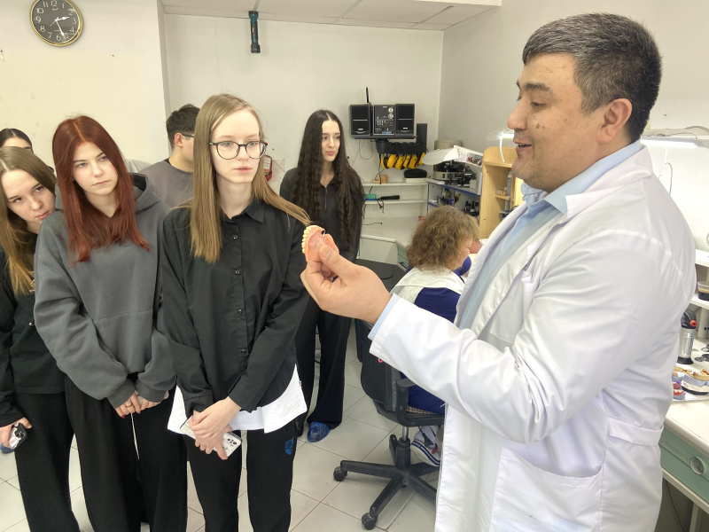 Школьники посетили зуботехническую лабораторию в стоматологической поликлинике