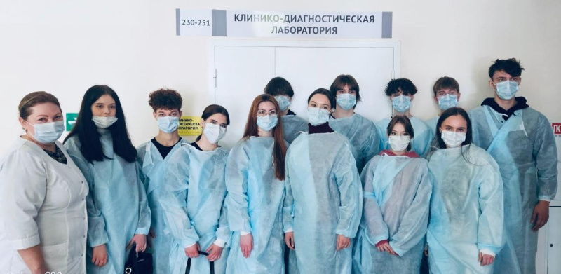 В БУ «Сургутская городская клиническая поликлиника №4» прошла профориентационная экскурсия для учеников 11 класса 