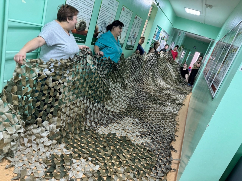 Сотрудники районной больницы в п. Кедровый плетут маскировочные сети для бойцов на СВО