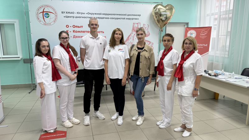 Более 350 членов семей бойцов СВО приняли участие в акции «Красное платье. Сердце женщины» по всей Югре