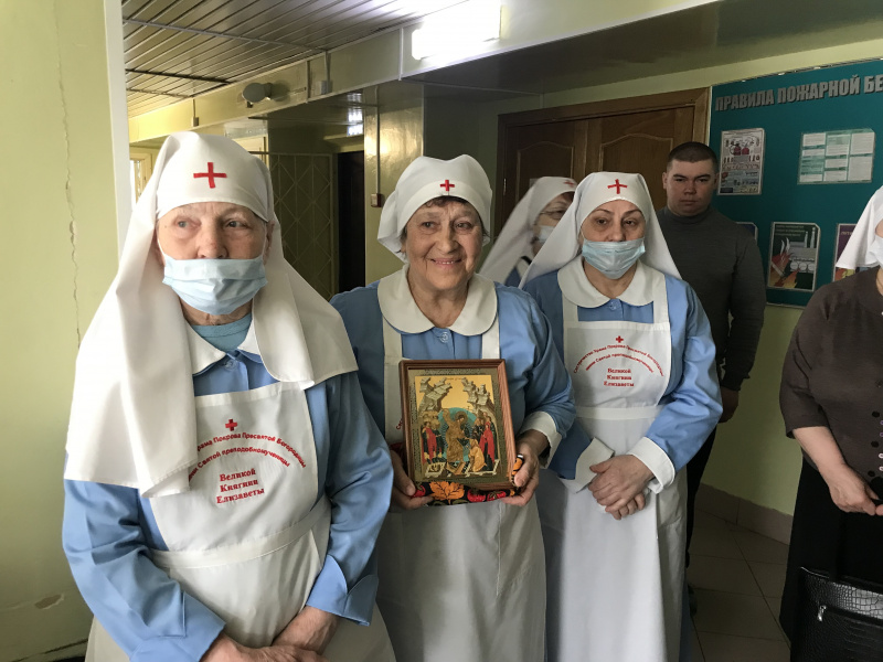 Сестры милосердия с праздником Святой Пасхи поздравили пациентов и медицинский персонал