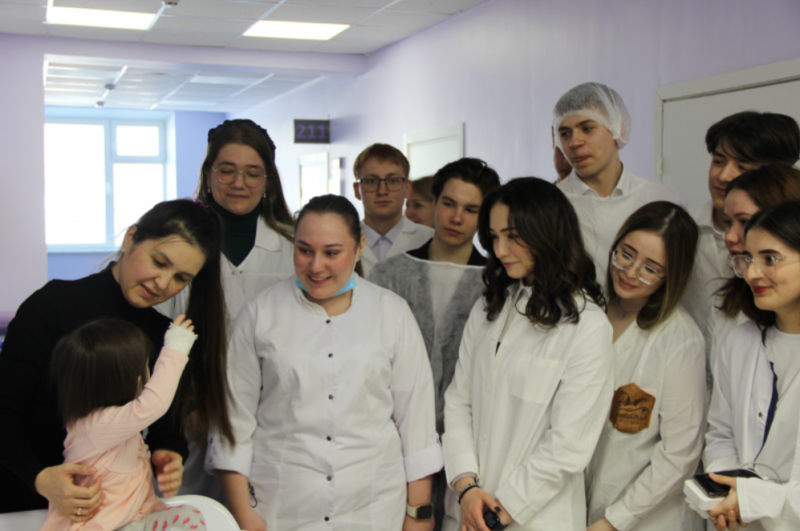 В детской поликлинике впервые состоялась профориентационная экскурсия для учащихся выпускного медицинского класса