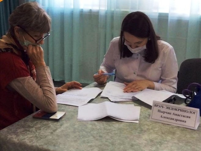 Лянторская городская больница. День терапевта. Пожилой человек у врача.