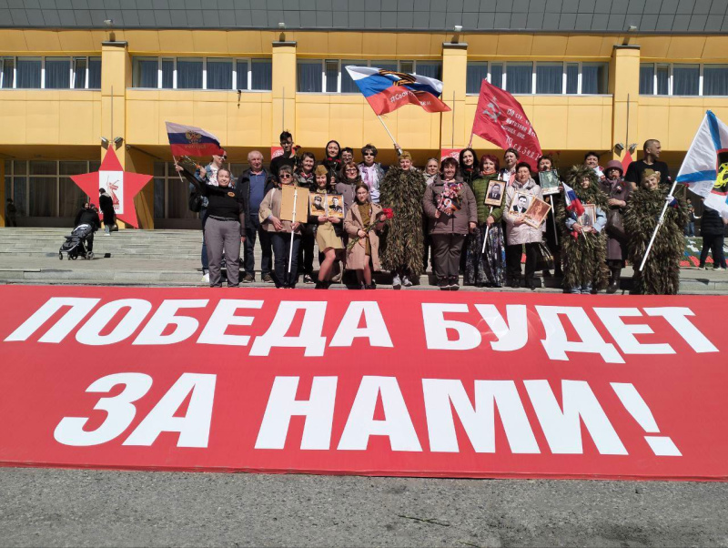 Сотрудница Нижневартовской городской поликлиники сплела маскировочную сеть «Победа 80» ко Дню Великой Победы