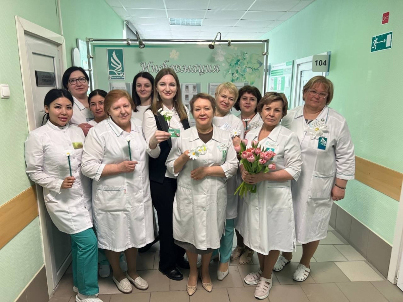 К Всемирному дню борьбы с туберкулезом, поликлиника создала своими руками белые ромашки