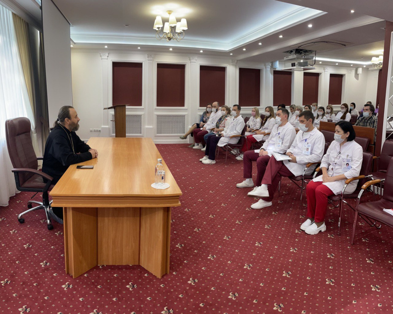 В рамках Дня трезвости врачи больницы встретились с представителем духовенства 