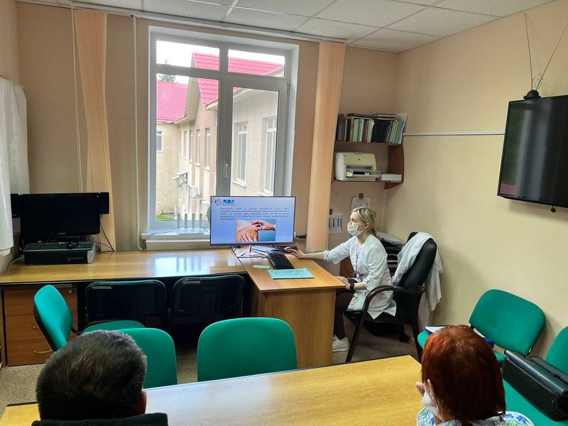 Врач-дерматовенеролог провел консультативный прием, направленный на диагностику новообразований кожи