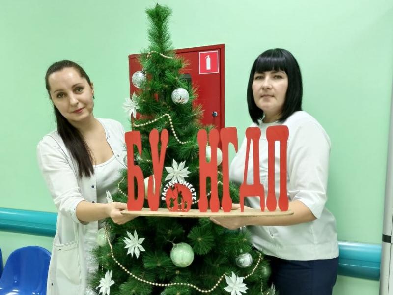Медицинские работники детской поликлиники Нижневартовска создают новогоднее настроение для пациентов