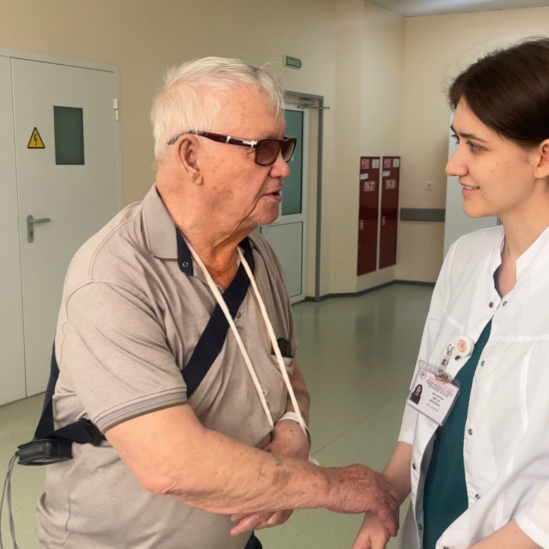 Врачи имплантировали кардиостимулятор 87-летнему поэту и художнику из Сургутского района