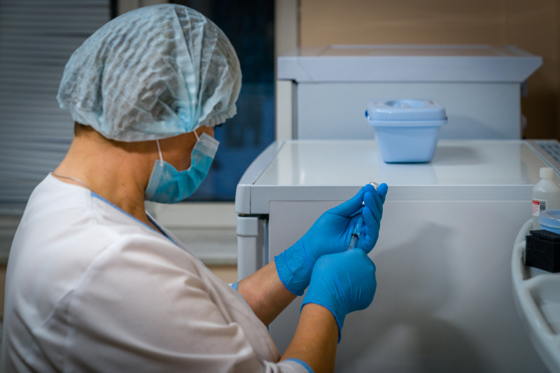 В ОКБ Ханты-Мансийска продолжается вакцинация и ревакцинация от COVID-19