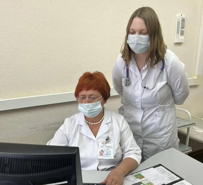 От «новичка» к уверенному специалисту: как работает система наставничества в сургутской поликлинике