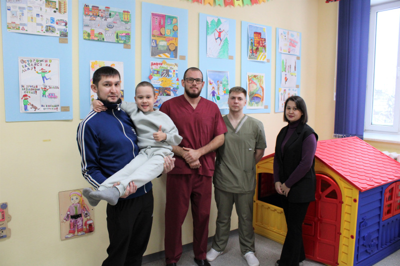 6-летний ребенок, повредивший ногу на карусели, выписан из стационара и наблюдается амбулаторно