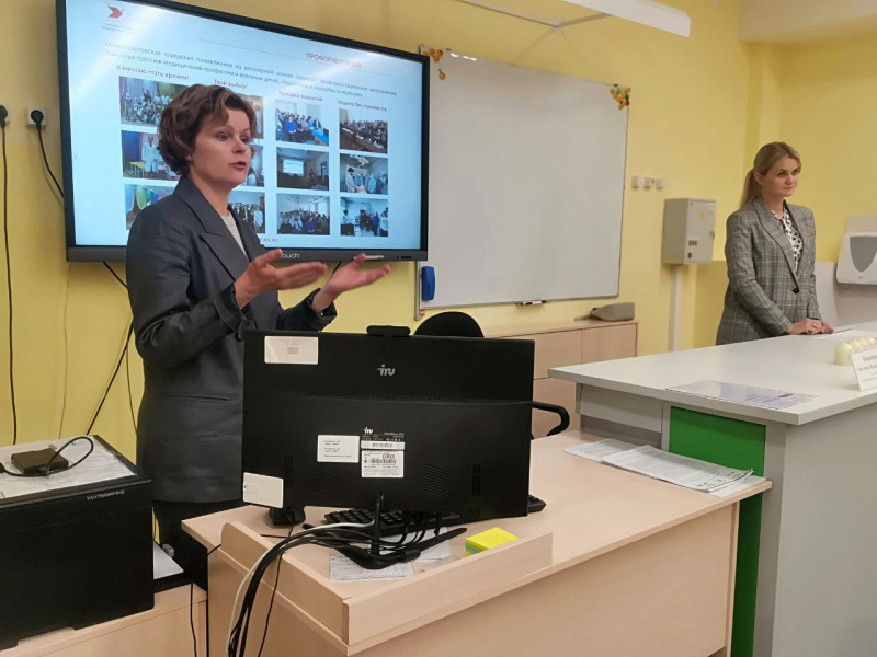 Команда поликлиники провела для школьников профориентационное мероприятие