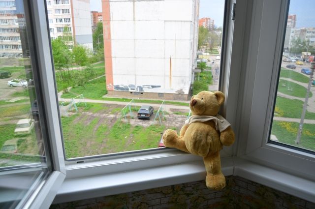 По собственной беспечности и родительскому недосмотру. Падение детей из окон -один из главных летних рисков