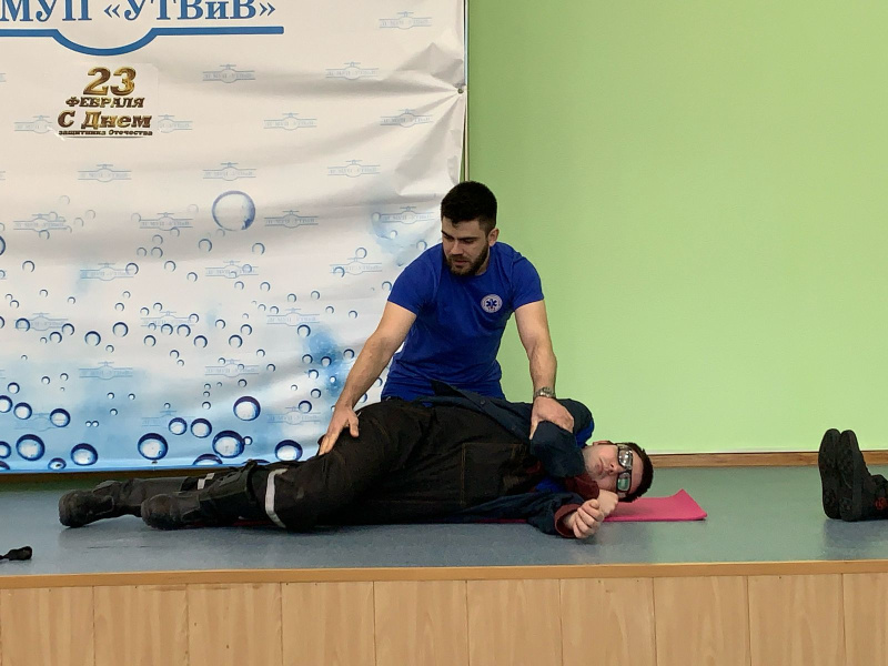 Лянторские специалисты ЖКХ получили навыки первой помощи от врача скорой помощи 