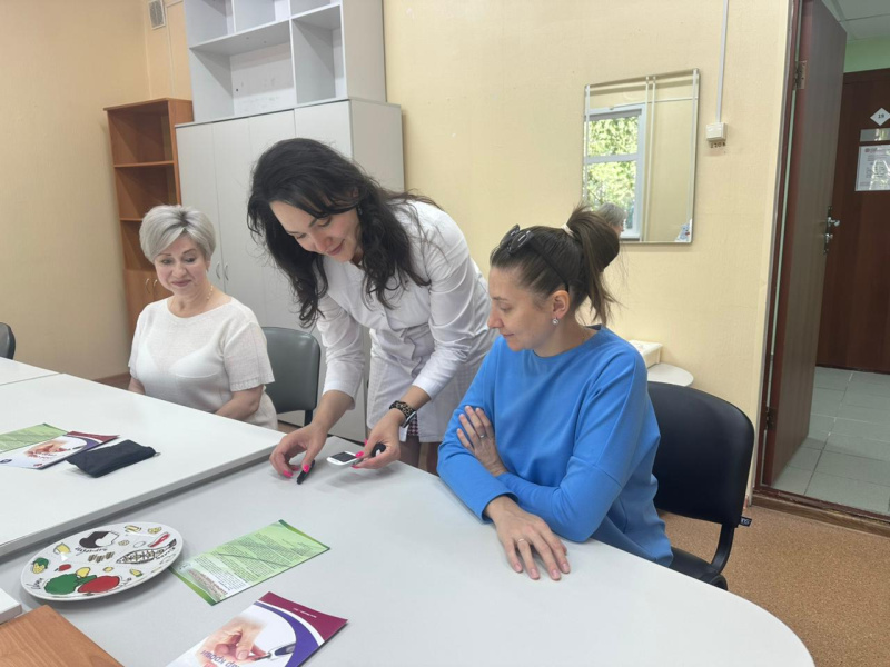 Более 100 пациентов с сахарным диабетом посетили школу