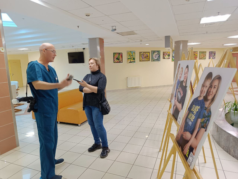 В детской больнице открыли фотовыставку с историями пациентов