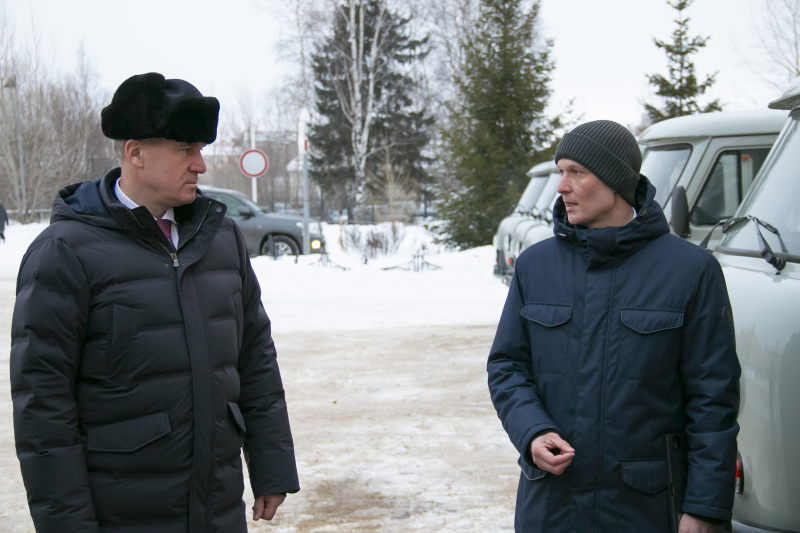 Руслан Кухарук передал новые автомобили «скорой помощи» для больниц отдаленных поселков Югры